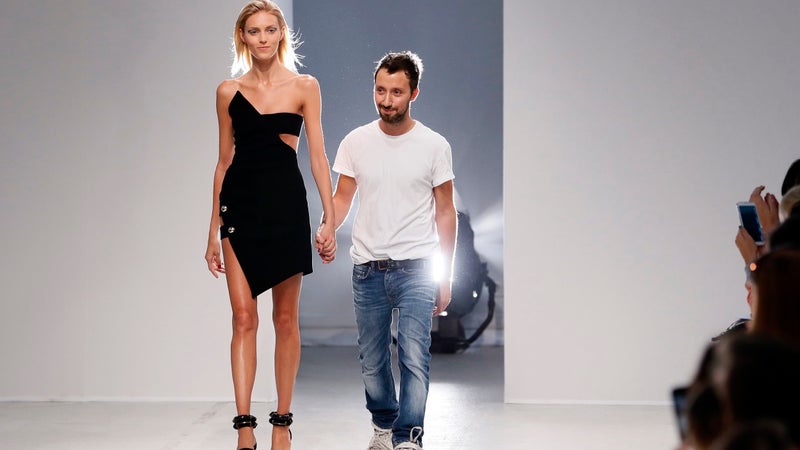 INFO BFM BUSINESS. C'est la rumeur qui agite le monde de la mode en cette rentrée: Saint Laurent et Anthony Vaccarello s'apprêtent bien à tourner une page de 10 ans
