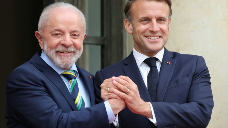 "La France et le Brésil ont beaucoup à construire ensemble": Emmanuel Macron félicite le président brésilien de gauche Lula après sa réélection