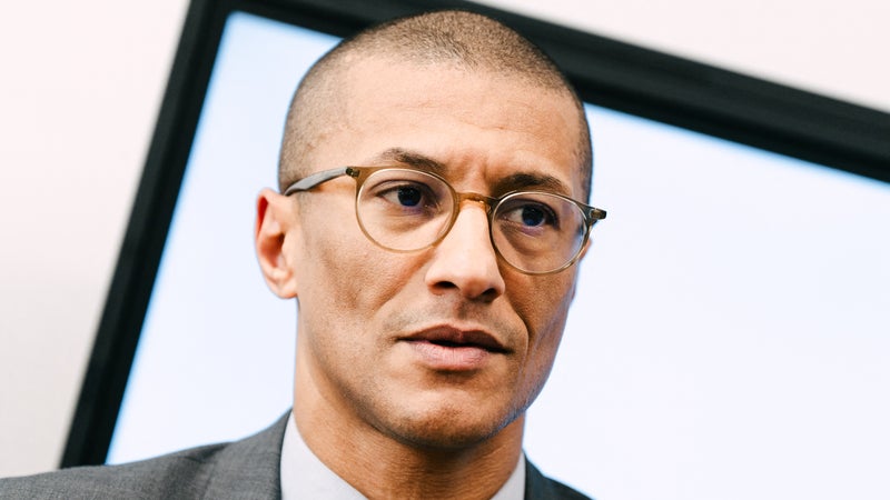 "Se renfermer entre-nous": Karim Bouamrane confirme sa non-participation à la primaire socialiste pour la présidentielle 2027