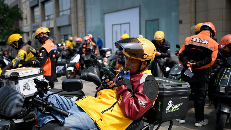 "Ceux qui prenaient des taxis doivent maintenant les conduire": face à l’explosion de "l'économie des petits boulots", la Chine va renforcer les droits des 84 millions de livreurs de repas ou de chauffeurs VTC