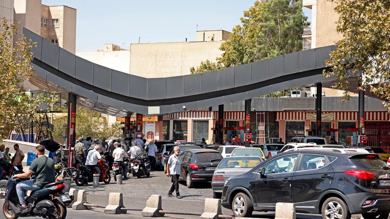 Fragilisé par le blocus naval américain, l'Iran annonce un doublement des prix des carburants pour les plus gros consommateurs