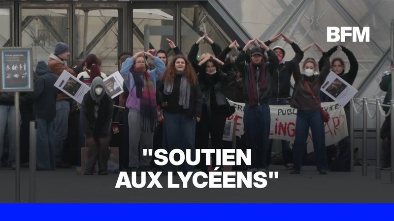 Mouvement lycéen et étudiant: le musée du Louvre bloqué par des manifestants