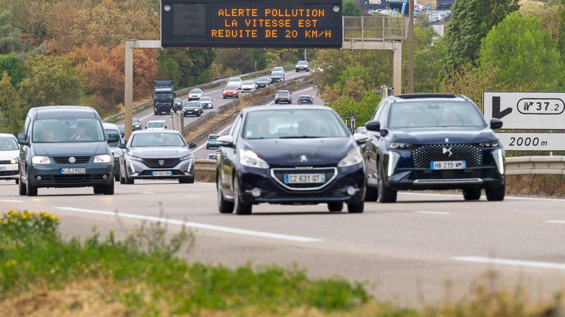 Savez-vous combien vous coûte votre voiture en taxes chaque année, et pourquoi un ancien dispositif pourrait revenir?