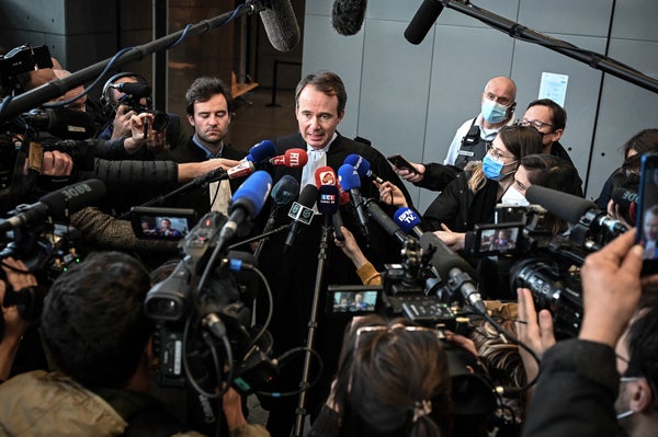 Me Fabien Rajon doit répondre aux journalistes lors du procès de Nordhal Lelandais