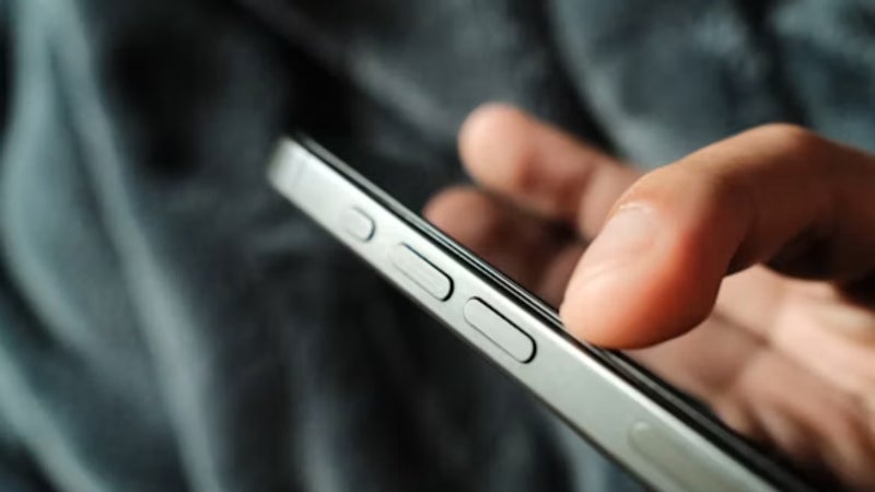 Désactivation, localisation, identification: comment les marques bloquent les smartphones et tablettes volés après les pillages du 17 octobre