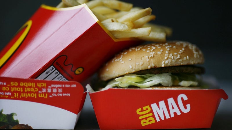 Un Big Mac 21% plus cher à seulement 3 km: McDonald’s est visé par une plainte qui l'accuse d'utiliser l’IA pour fixer des prix différents selon la localisation (mais le géant américain s'en défend)