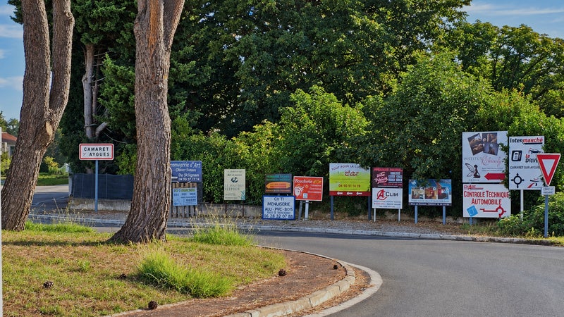 Dans le Vaucluse, la ville de Camaret-sur-Aygues remporte un prix de la France moche 2026