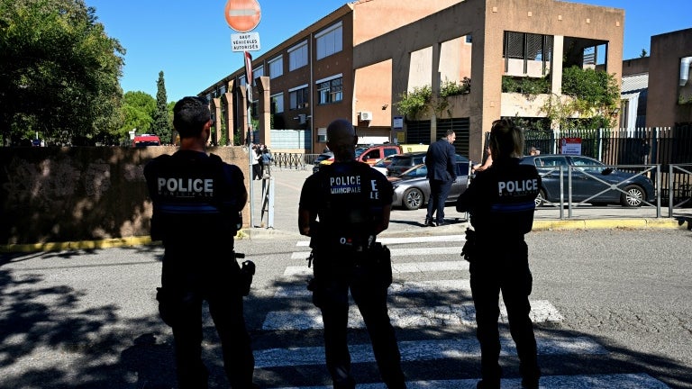 Des policiers municipaux devant le collège Joseph-Lakanal à Aubagne le 12 octobre 2026, dans les Bouches-du-Rhône