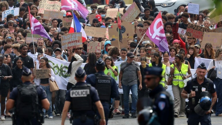 Colère lycéenne: 488 personnes interpellées et 43 membres des forces de l'ordre blessés selon Beauvau durant cet "acte III"