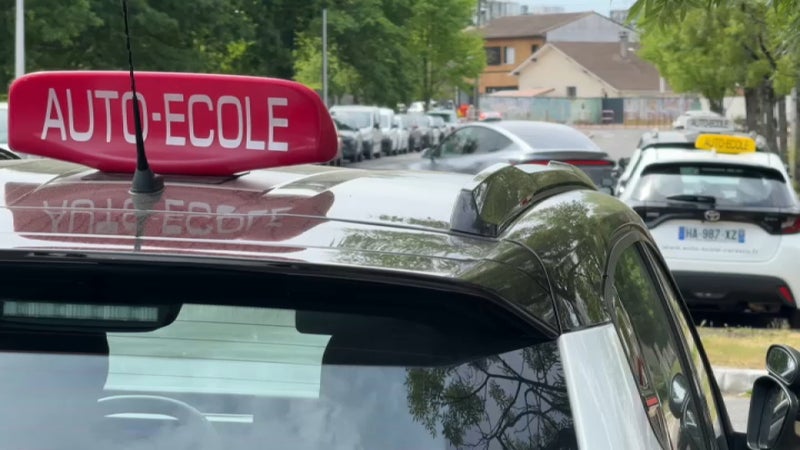 Une hausse de 150 à 200 euros: face à la flambée du carburant, les auto-écoles prévoient d'augmenter leurs tarifs (elles sont exclues des aides gouvernementales)