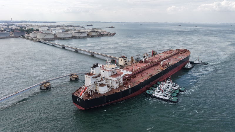 Des cargaisons annulées à la dernière minute, Pékin qui n'autorise plus les exportations de carburants... La Chine ferme brutalement le robinet, le pétrole repasse au-dessus des 100 dollars