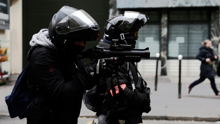 Blocage des lycées: la France est-elle le seul pays à utiliser des LBD pour le maintien de l'ordre?