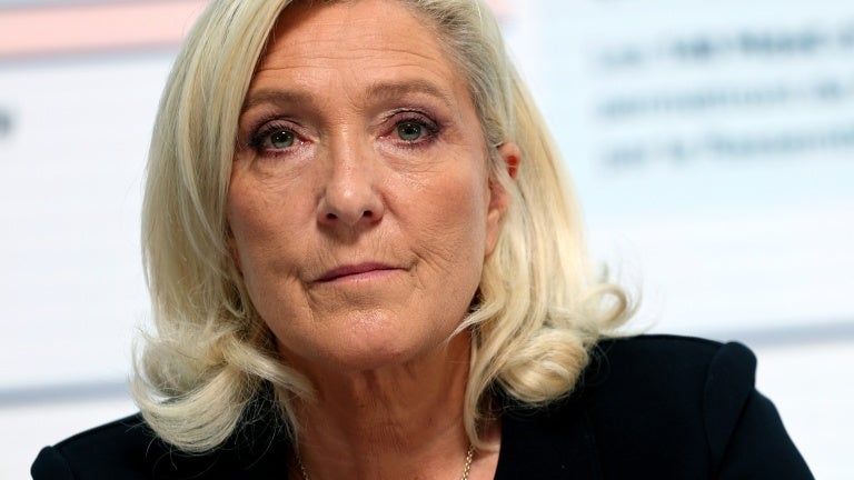 Une croissance de 1,8% malgré un lourd effort budgétaire de 140 milliards d'euros: des économistes estiment que les mesures du contre-budget du RN sont "fragiles et discutables"