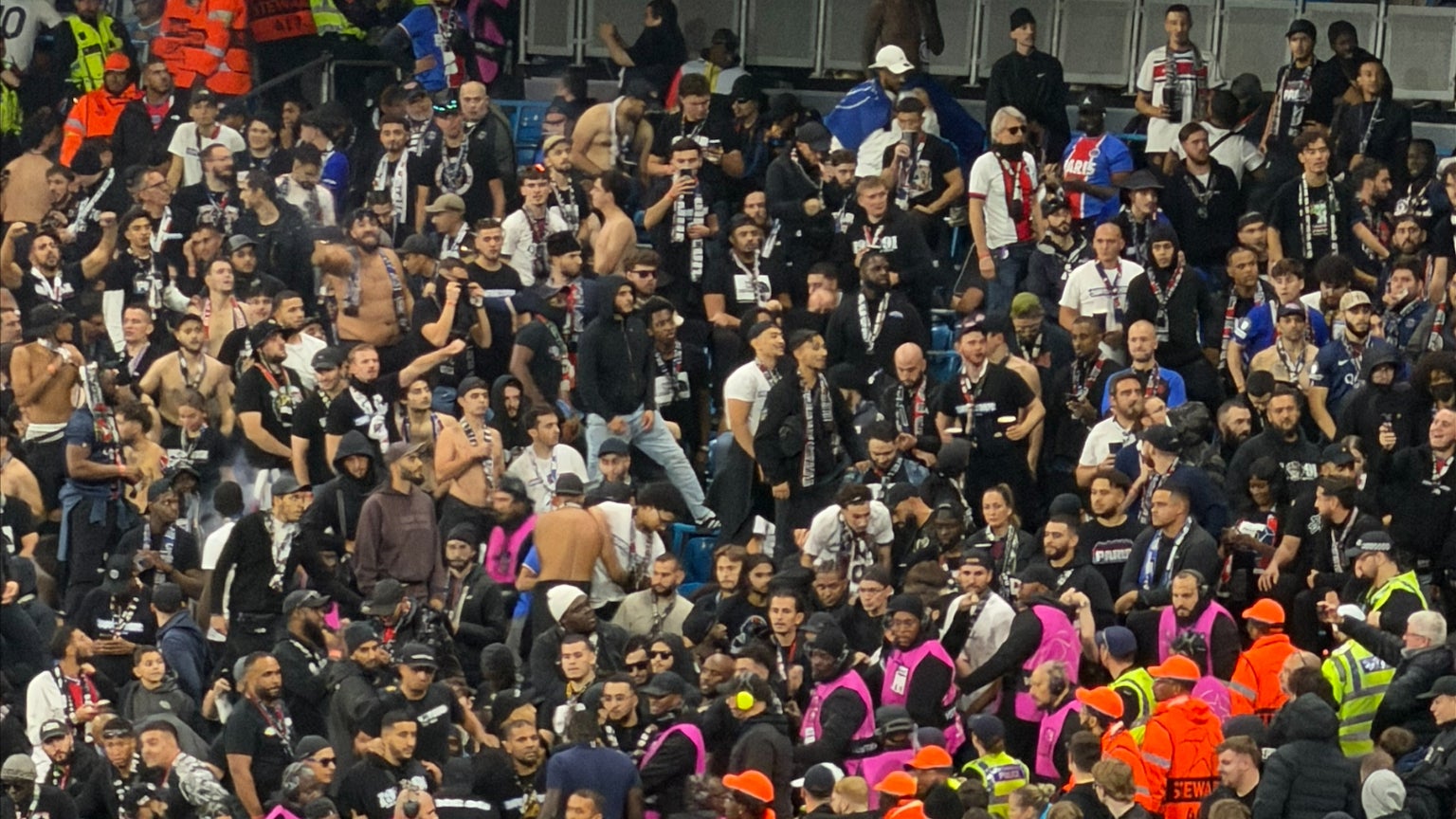 Quelques tensions entre supporters parisiens et mancuniens pendant la pause du match Manchester City-PSG / le 14 octobre 2026 Quelques tensions entre supporters parisiens et mancuniens pendant la pause du match Manchester City-PSG / le 14 octobre 2026