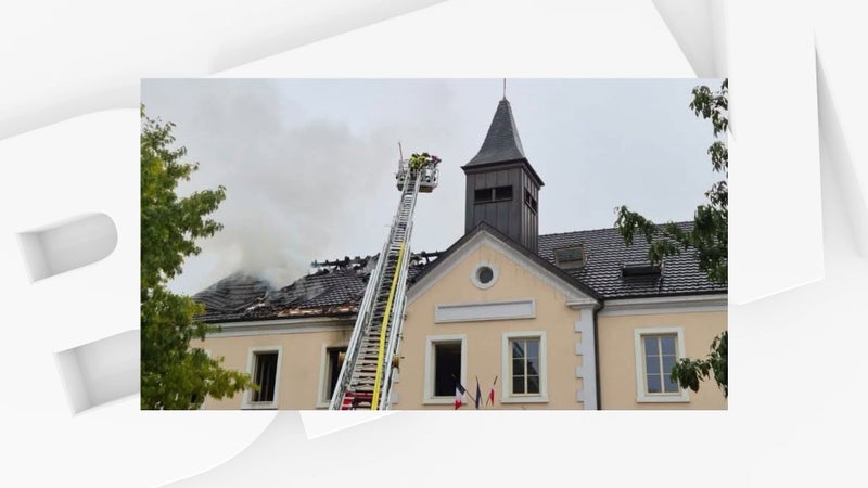 La foudre frappe une mairie du Doubs et provoque un incendie, l'hôtel de ville fermé "jusqu'à nouvel ordre"