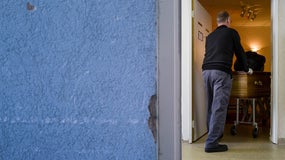 Un employé d'un funérarium (image d'illustration)