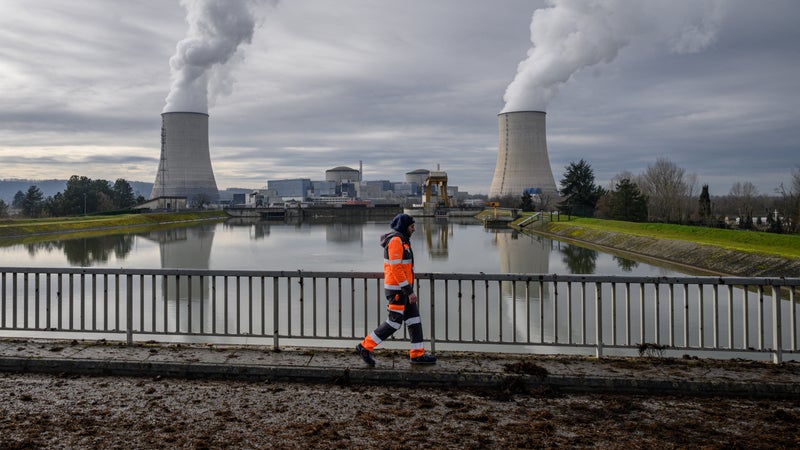 Nogent-sur-Seine, Golfech, Tricastin, Blayais, Creys-Malville et Chinon: sur les six sites en concurrence pour accueillir de nouvelles centrales nucléaires, seuls quatre seront retenus