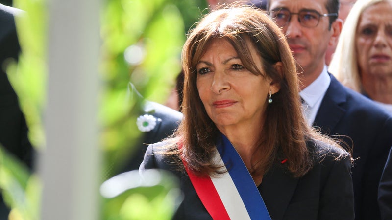 Anne Hidalgo dit se tenir "aux côtés des familles" de victimes du scandale du périscolaire à Paris, sans faire faire de mea culpa