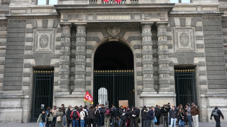 "On ne comprend rien": le désarroi des touristes face au Louvre, bloqué par des étudiants