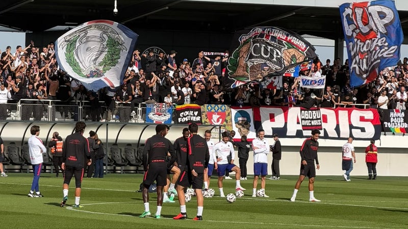 OM-PSG: la banderole moqueuse des supporters parisiens sur l'affluence du Vélodrome avant le Classique