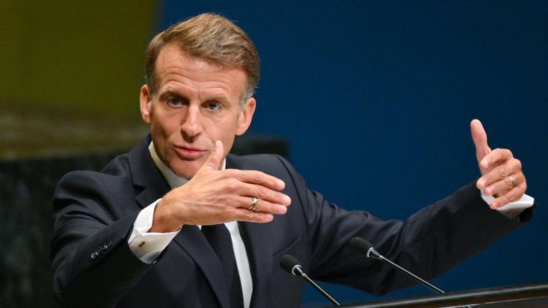 Tête-à-tête avec Donald Trump, huis clos avec les chefs de partis: comment la crise des carburants remet Emmanuel Macron au centre du jeu