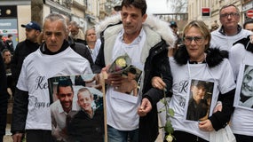 Le père de Kévin lors de la marche blanche, le dimanche 12 mars, à Niort