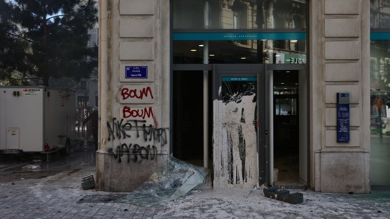 Les émeutes deviennent comme "des catastrophes naturelles": la facture pour 2 jours pourrait flamber à 1,2 milliard d'euros pour les assureurs, bien plus qu'en 2023