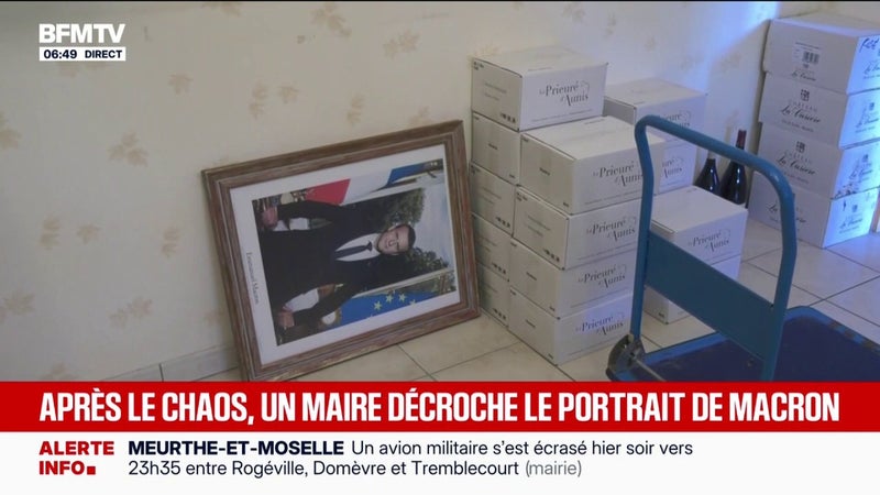 Mobilisation du 17 octobre: un maire du Maine-et-Loire décide de mettre les drapeaux en berne et de décrocher le portrait d’Emmanuel Macron