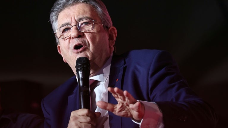 "Cela ne sert à rien de mettre le feu": Jean-Luc Mélenchon appelle les jeunes à n'utiliser "que des méthodes de lutte non-violentes"