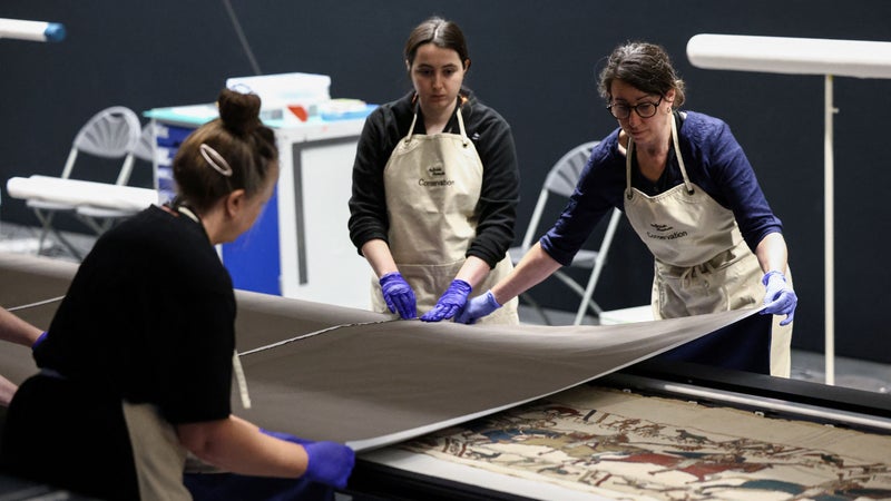 Tapisserie de Bayeux: une "rupture de deux fils" signalée après le transfert à Londres, selon la ministre de la Culture