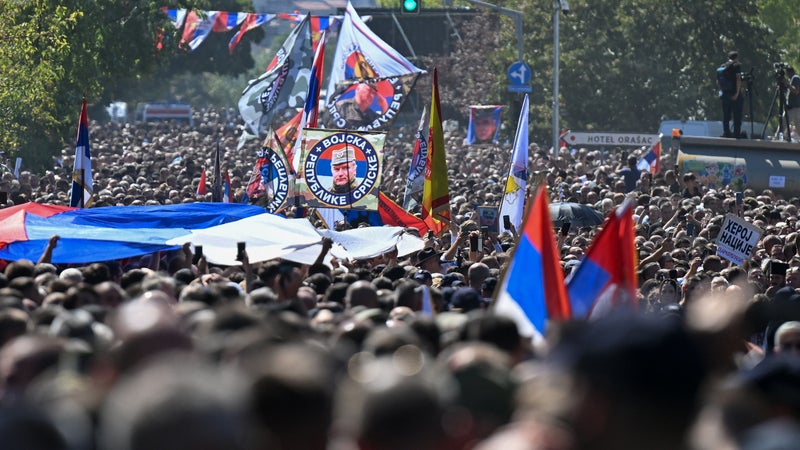 Les images des obsèques Ratko Mladic, le "Boucher des Balkans" dont Bruxelles condamne la "glorification"