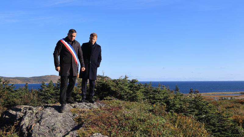 Près de 85 ans après le bras de fer entre De Gaulle et Roosevelt, Emmanuel Macron reçoit le président canadien à Saint-Pierre-et-Miquelon pour y défendre la "souveraineté" face à Donald Trump