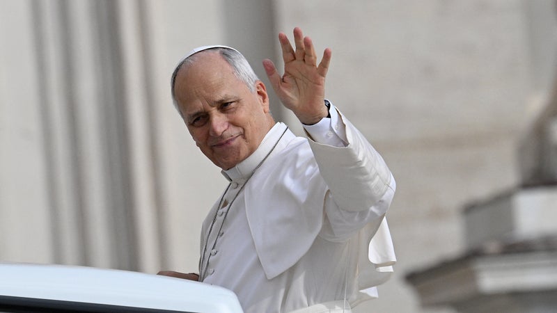 Le pape a passé une nuit "tranquille" après son opération au poumon