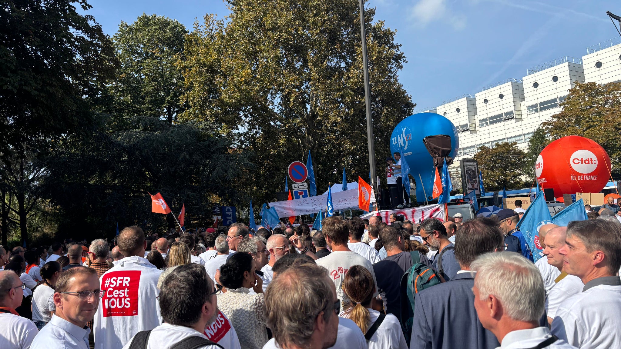 La manifestation des salariés de SFR devant son siège La manifestation des salariés de SFR devant son siège