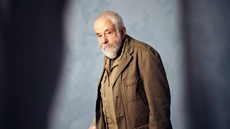 "Je regrette énormément de ne pas pouvoir être avec vous": atteint d'une maladie auto-immune, le réalisateur britannique Mike Leigh primé à Saint-Sébastien pour son probable dernier film