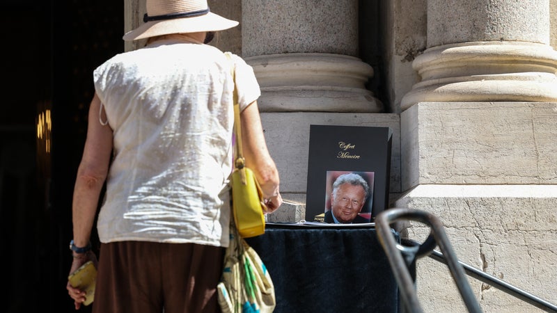 "Ça reflète tout à fait ce qu'était Philippe Bouvard": aux obsèques de l'animateur des "Grosses Têtes", amis et anonymes réunis pour un dernier hommage