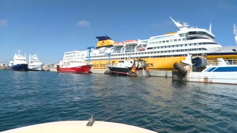 "On est au bord du précipice, il y a urgence": la colère des pêcheurs s'intensifie, un ferry bloqué à Sète