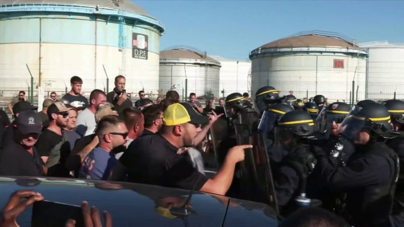 Des tensions éclatent avec les forces de l'ordre devant le dépôt pétrolier bloqué par des pêcheurs à Fos-sur-Mer