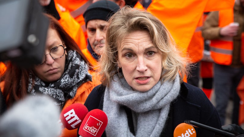 "Nous, on veut un vrai électrochoc": le gouvernement envisage d'augmenter le smic de 15 euros avant le 1er janvier, la CFDT veut "100 euros net"