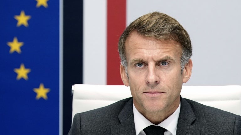 Tirs mortels à Trappes: Emmanuel Macron exprime sa "profonde émotion" et sa "reconnaissance aux forces de l'ordre"