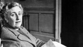 Agatha Christie pose chez elle, dans le Devonshire, en 1946