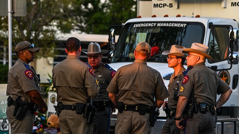 Des officiers de police à Uvalde, Texas, le 27 mai 2022. 