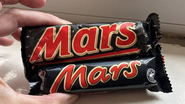 Une anglaise a trouvé un Mars datant de 1991 et a comparé sa taille avec un qui est vendu actuellement.