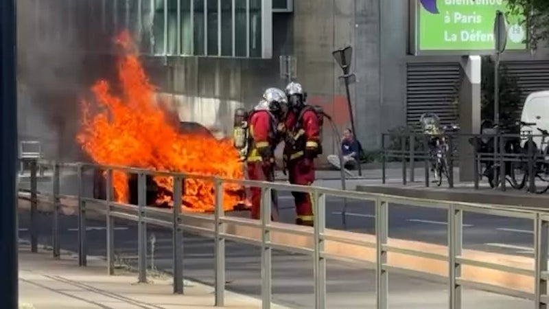 Incendie: un taxi prend feu dans le quartier de La Défense, à Paris