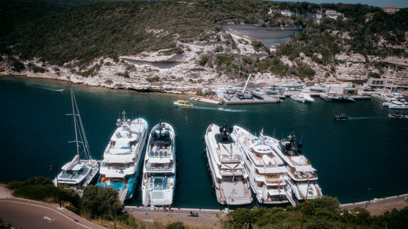 "Vous n’emmèneriez pas votre Ferrari sur une aire pour camions": face à la pénurie de ports pour superyachts, les ultra-riches cherchent désespérément une place