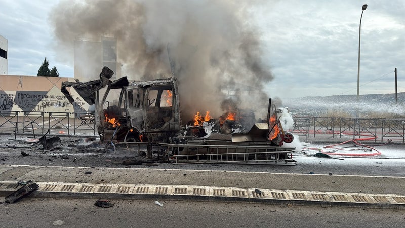 Colère des lycéens: un véhicule des marins-pompiers pillé et incendié devant un établissement scolaire à Marseille