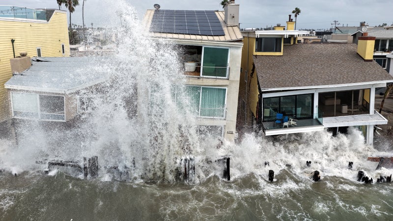 Les images impressionnantes des inondations causées par la tempête Rachel en Californie