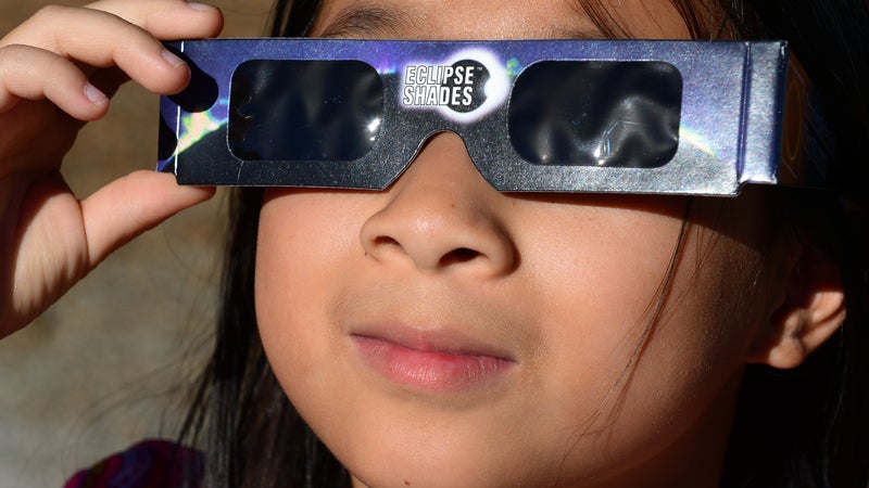 Où trouver les lunettes spéciales pour observer l'éclipse solaire visible en France?
