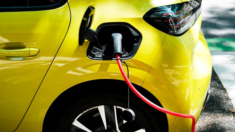 137 euros par mois pour faire le plein d'essence, contre 46 euros pour recharger sa voiture: avec l'envolée des prix du pétrole, le budget mensuel des conducteurs des voitures à essence est trois fois plus élevé que celui des voitures électriques