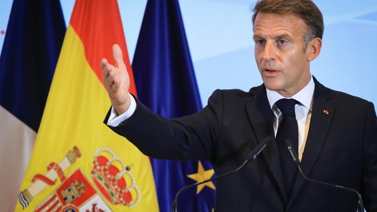 "Revenez": Emmanuel Macron salue l'hypothétique retour du Royaume-Uni dans l'Union européenne